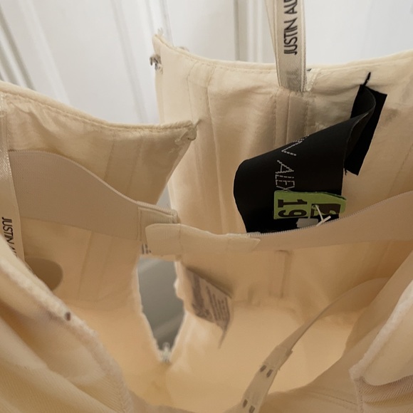 👰‍♀️ Justin Alexander Strapless Wedding Dress 👰🏽 - Picture 5 of 10